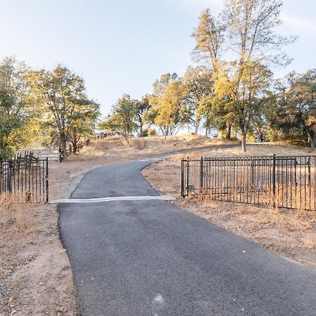 Rolling Oaks Ranch - 200 Acres Of Lakeside Beauty & Countryside Serenity マリポサ エクステリア 写真