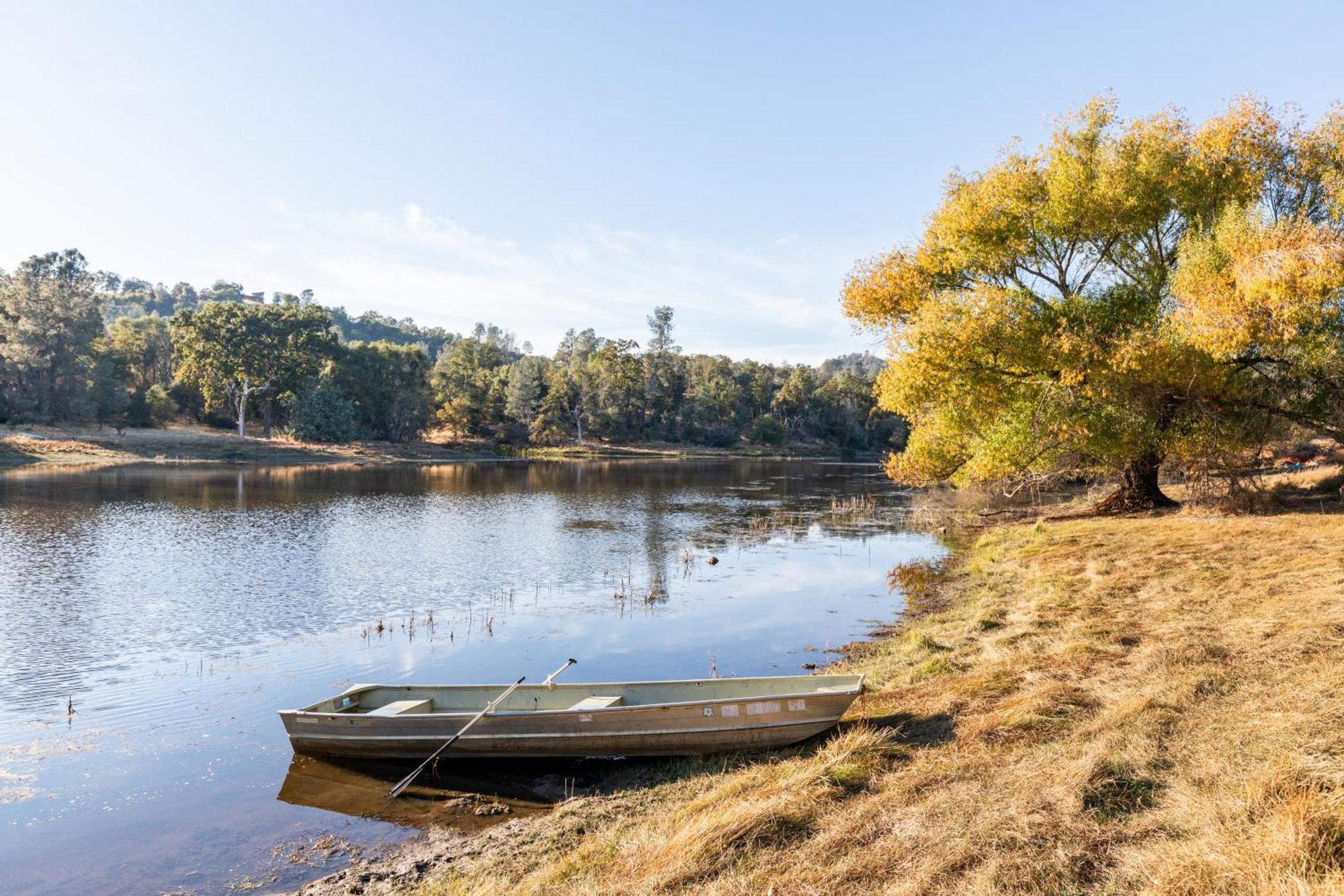 Rolling Oaks Ranch - 200 Acres Of Lakeside Beauty & Countryside Serenity マリポサ エクステリア 写真