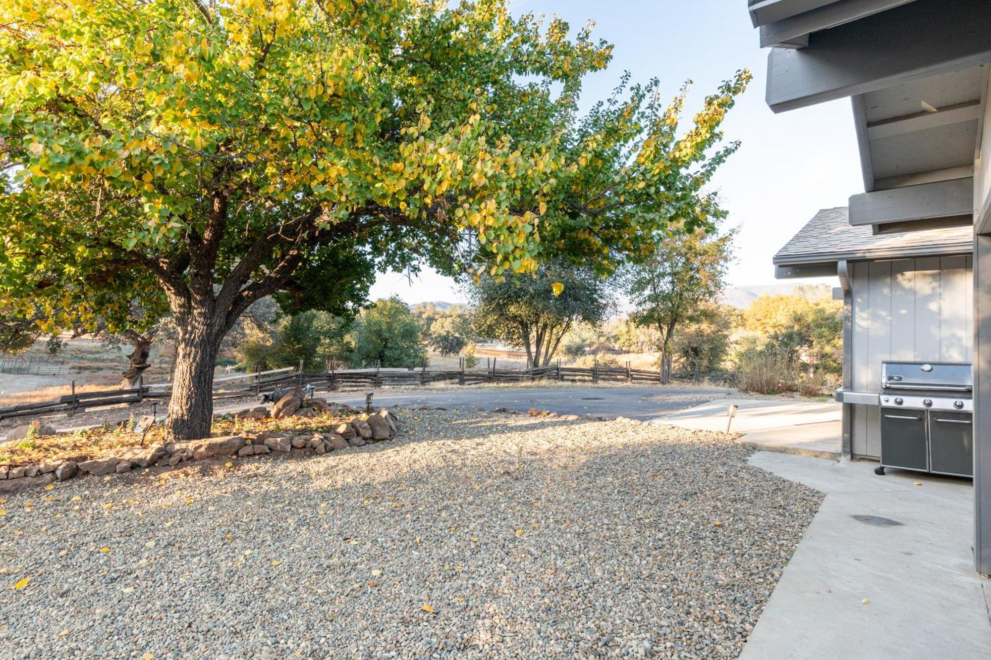 Rolling Oaks Ranch - 200 Acres Of Lakeside Beauty & Countryside Serenity マリポサ エクステリア 写真
