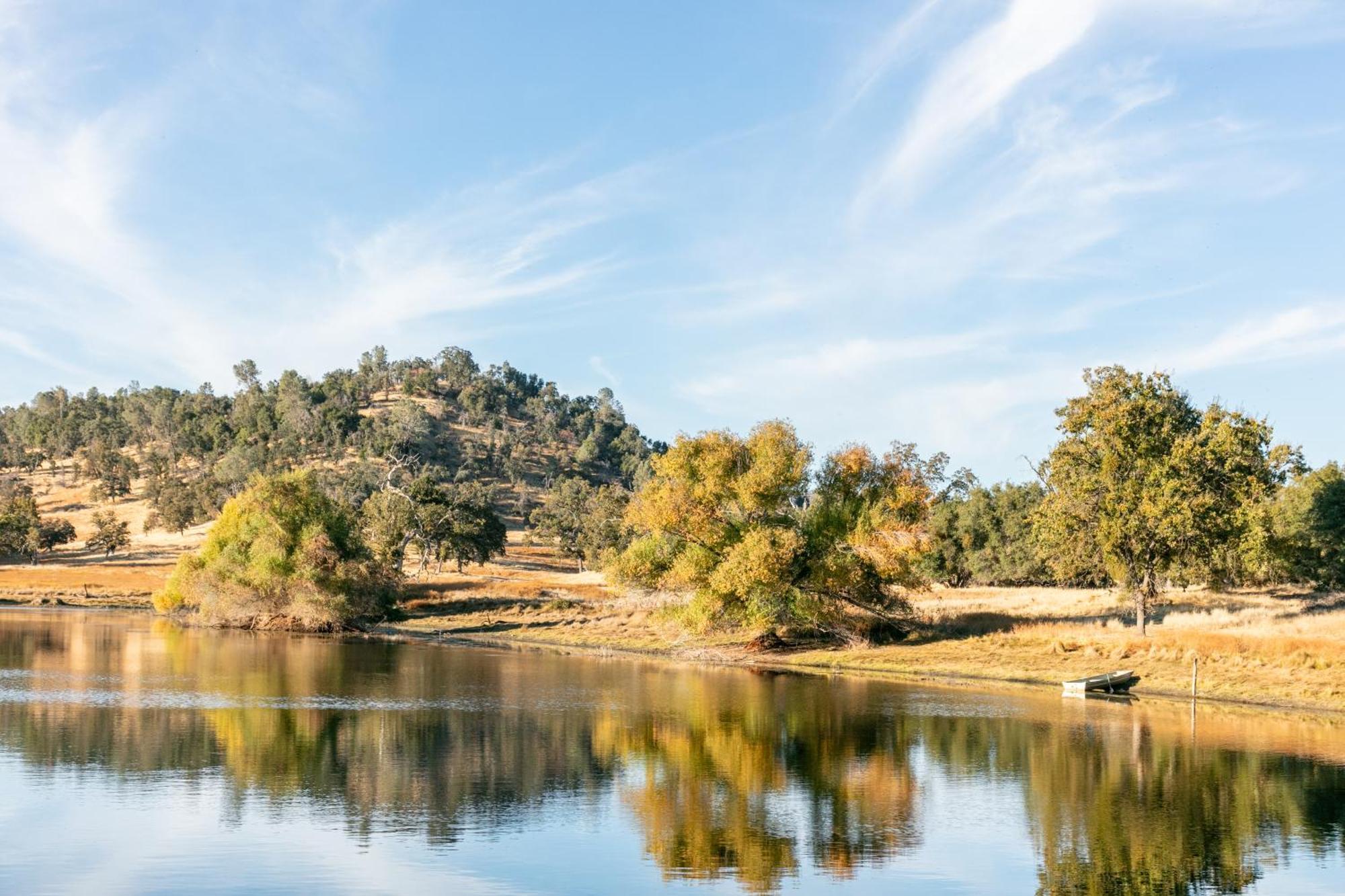 Rolling Oaks Ranch - 200 Acres Of Lakeside Beauty & Countryside Serenity マリポサ エクステリア 写真