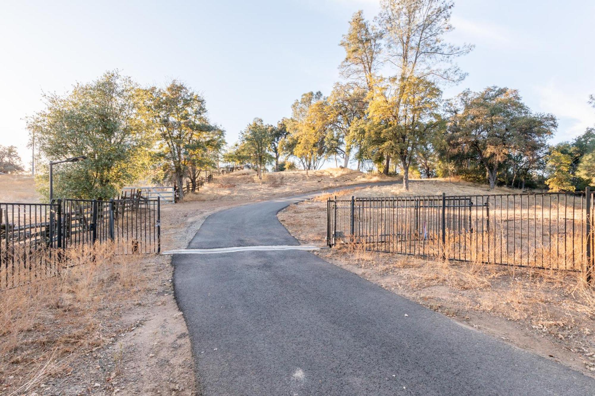 Rolling Oaks Ranch - 200 Acres Of Lakeside Beauty & Countryside Serenity マリポサ エクステリア 写真